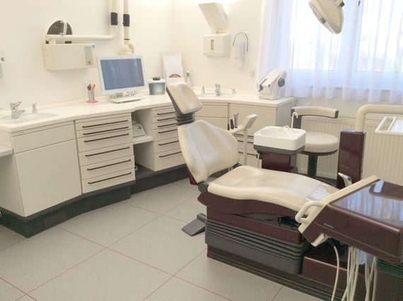 Behandlungsraum Zahnarzt Dr. Herrmann