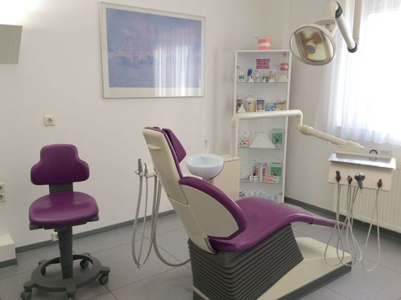 Behandlungsraum in der Zahnarztpraxis Dr. Herrmann